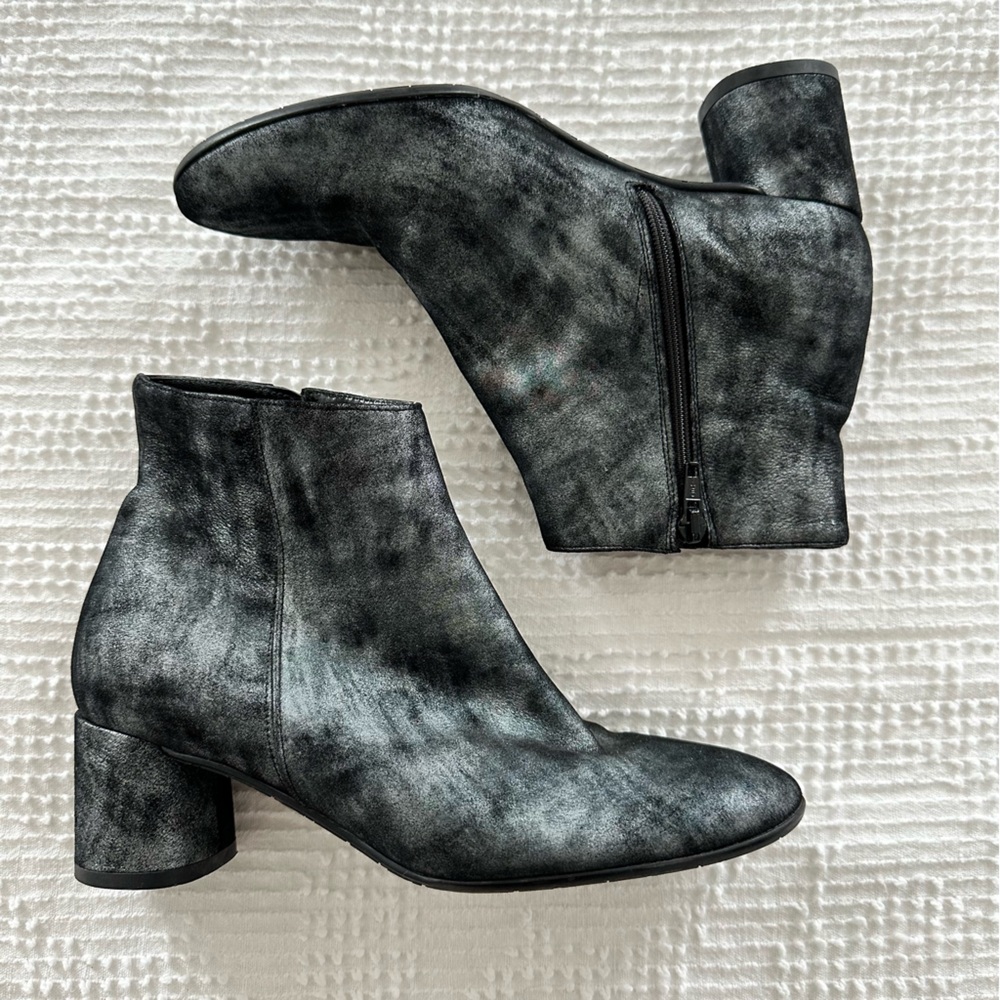 37 (6.5) AMALFI By Rangoni Metalic Suede Ankle Booties, Rounded Heel